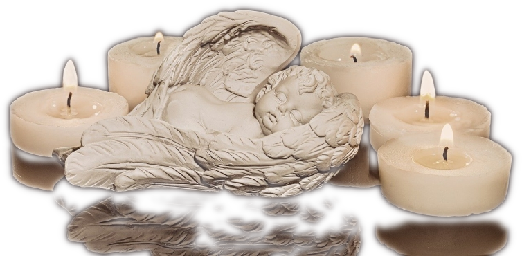 Bild: ein schlafender Engel liegt zwischen fünf brennenden Kerzen, die ihn im Kreis umgeben.